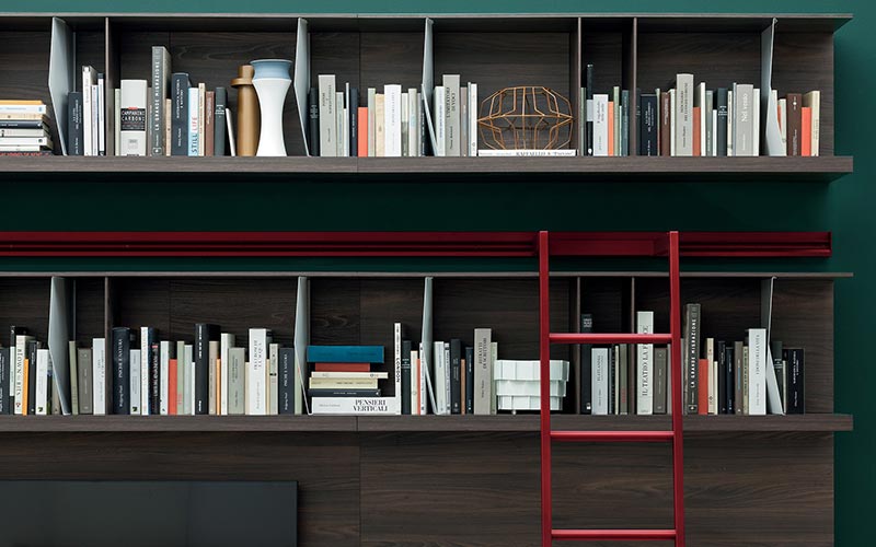 Detall moble modular llibreria amb escala